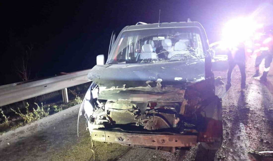 Bolu’da TEM Otoyolu’nun geçişinde meydana gelen kaza sonucunda bariyerlere çarpan