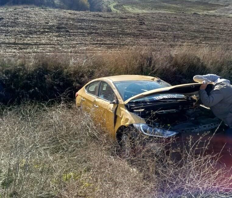 Bolu’da, D-100 kara yolunun Yeniçağa ilçesi yakınlarında bir ticari taksi,
