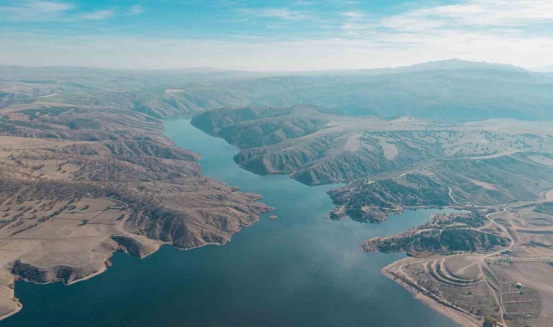 Kızılırmak’ın suladığı Kapulukaya Barajı, Kırıkkale’de eşsiz bir doğal manzara oluşturuyor.