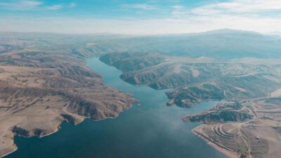 Kızılırmak’ın suladığı Kapulukaya Barajı, Kırıkkale’de eşsiz bir doğal manzara oluşturuyor.