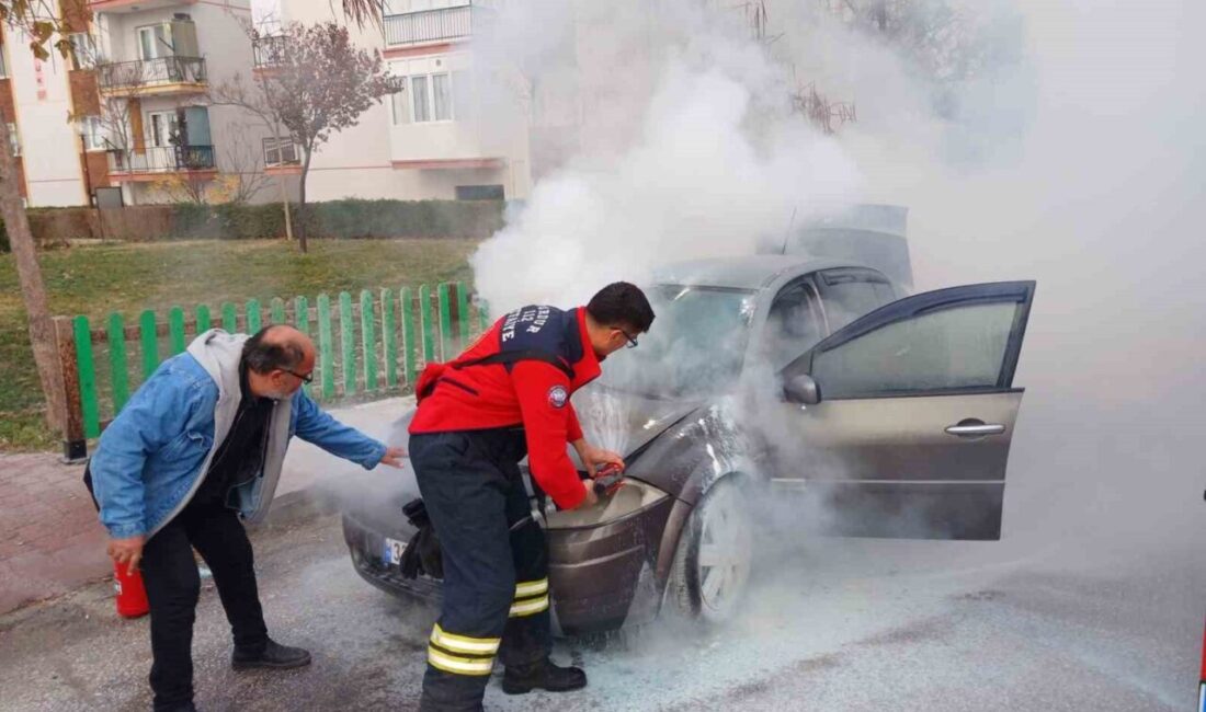 Burdur’da bir otomobilde seyir halindeyken çıkan yangın, hızla büyümeden itfaiye