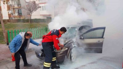 Burdur’da bir otomobilde seyir halindeyken çıkan yangın, hızla büyümeden itfaiye