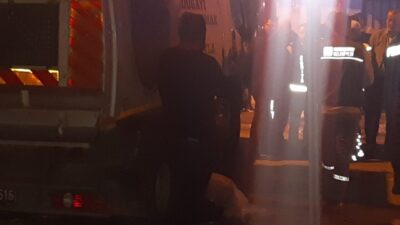 Karacabey ilçesinde, pazar yerinde geri manevra yapan bir çöp kamyonunun