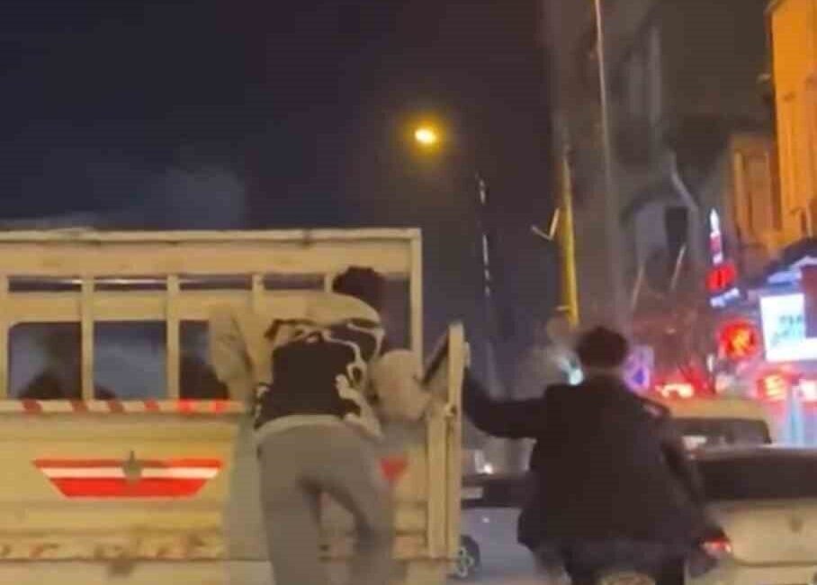 Bursa’nın İnegöl ilçesinde, bir kamyonetin arkasına tutunarak tehlikeli bir yolculuk