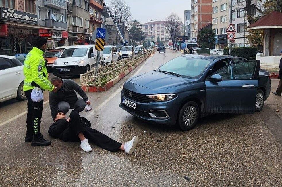 Bursa’nın İnegöl ilçesinde meydana gelen bir kazada otomobil ile çarpışan
