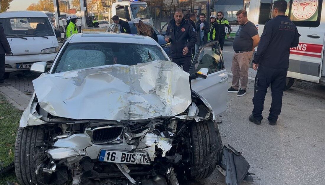 Bursa’da iddiaya göre birbirleriyle yarışan iki otomobil, kontrolü kaybederek önce