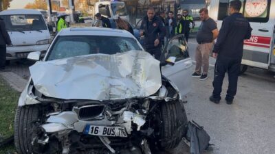 Bursa’da iddiaya göre birbirleriyle yarışan iki otomobil, kontrolü kaybederek önce