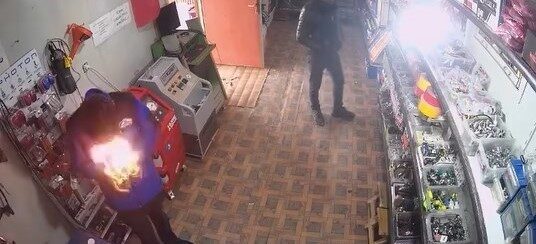 Elazığ’da bir oto elektrik dükkanında dramatik anlar yaşandı. Dükkan çalışanı,