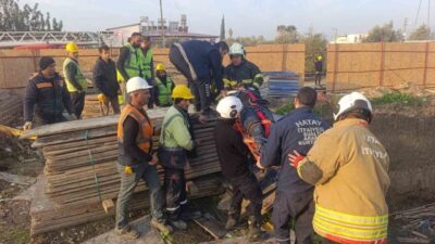 Hatay’ın Antakya ilçesinde bir kule vinç operatörü, çalışırken rahatsızlanarak metrelerce