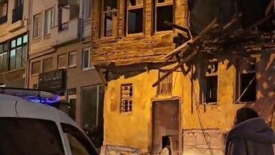 Çanakkale’nin Gelibolu ilçesinde meydana gelen şiddetli yağışlar, boş bir binanın