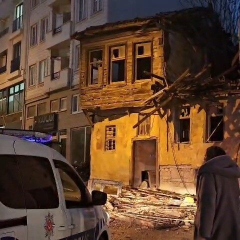 Çanakkale’nin Gelibolu ilçesinde meydana gelen şiddetli yağışlar, boş bir binanın