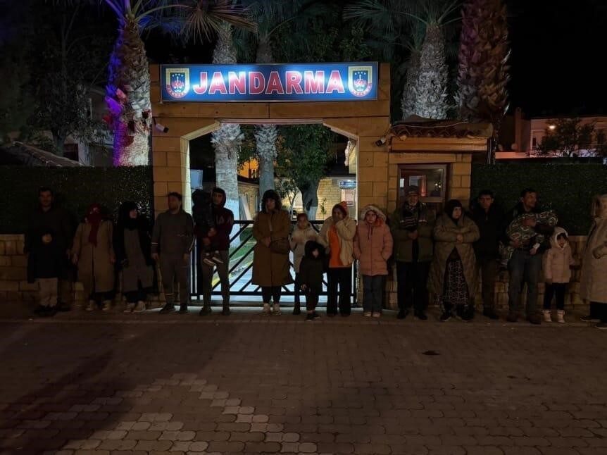 Çanakkale’de jandarma tarafından yürütülen bir göçmen kaçakçılığı operasyonunda 6 organizatör