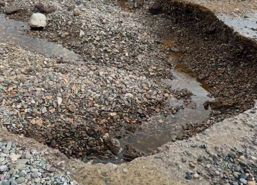 Ayvacık ilçesindeki şiddetli yağışlar nedeniyle Kadırga Koyu sahil yolu kapatıldı.