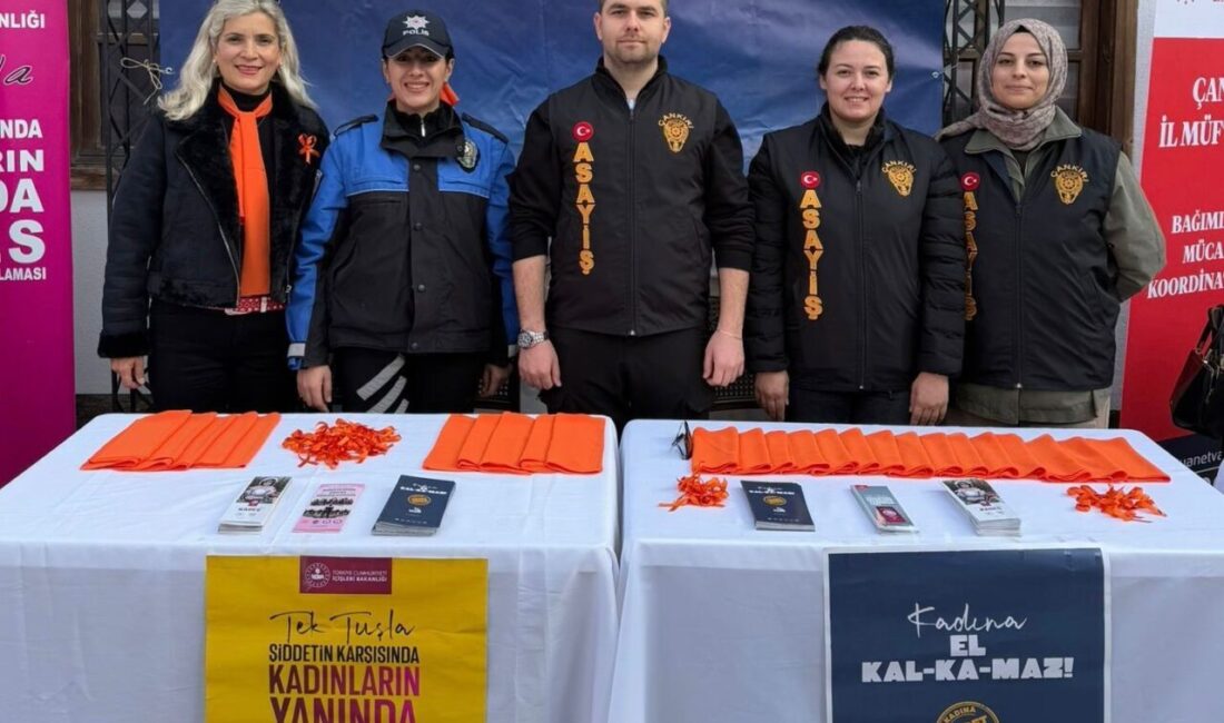 Çankırı’da polis ekipleri, kent merkezinde stant açarak vatandaşlara KADES projesi