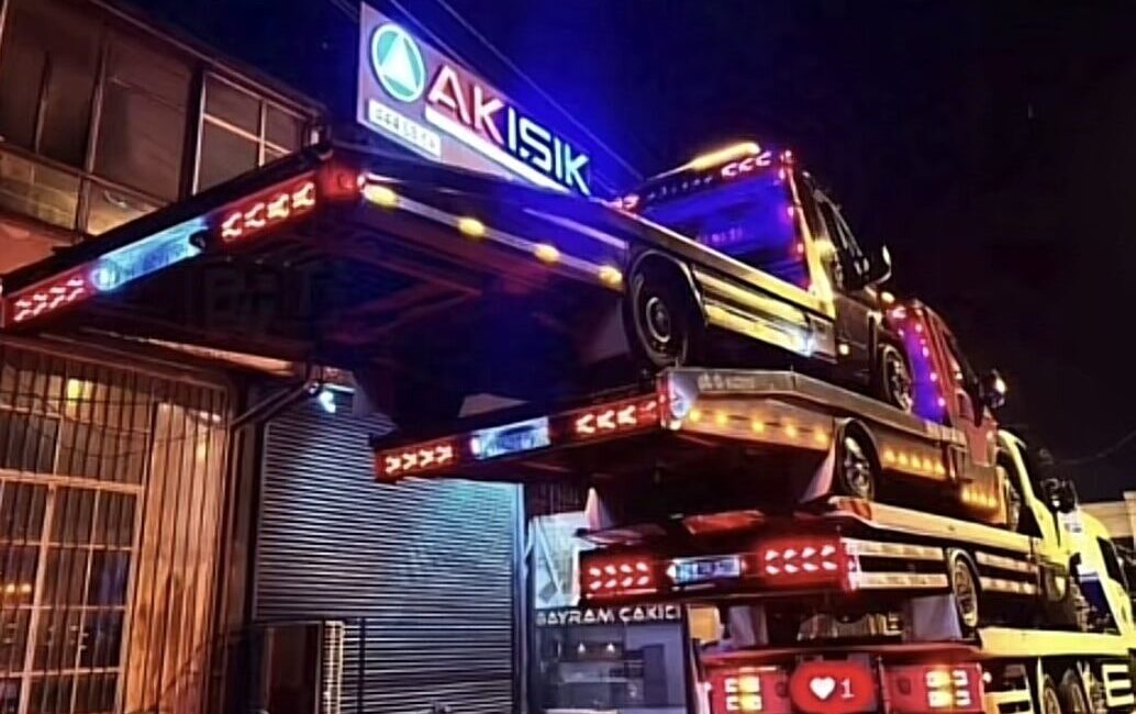 Sakarya’nın Erenler ilçesinde, bir çekicinin üzerine 3 farklı oto kurtarıcının