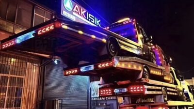 Sakarya’nın Erenler ilçesinde, bir çekicinin üzerine 3 farklı oto kurtarıcının