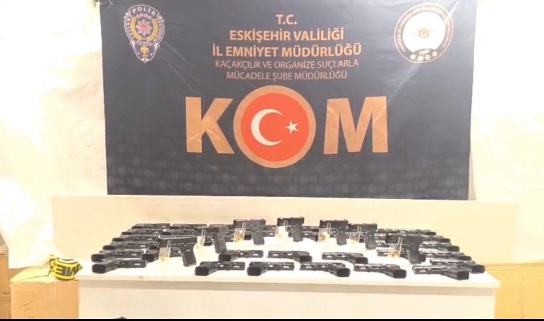 Eskişehir girişinde, polis ekipleri tarafından çekici üzerindeki arızalı araçta yapılan