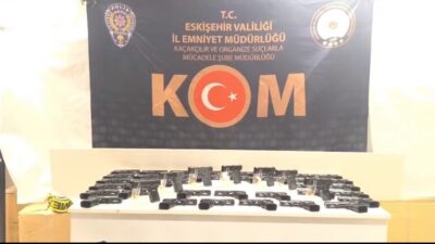 Eskişehir girişinde, polis ekipleri tarafından çekici üzerindeki arızalı araçta yapılan