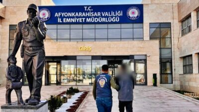 Afyonkarahisar’da, çeşitli suçlardan aranan iki kişi polis tarafından yakalandı. İl