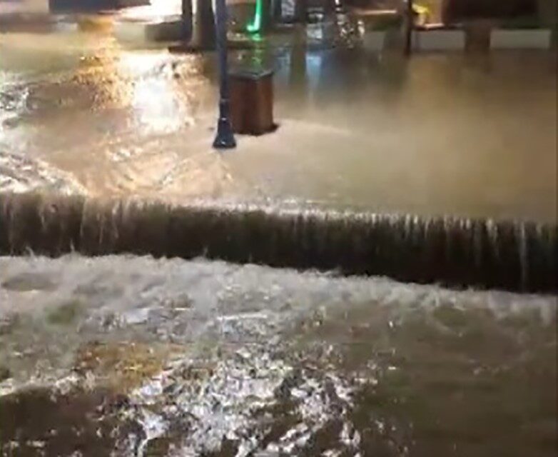 Çeşme ilçesinde gece saatlerinde meydana gelen şiddetli sağanak yağış nedeniyle