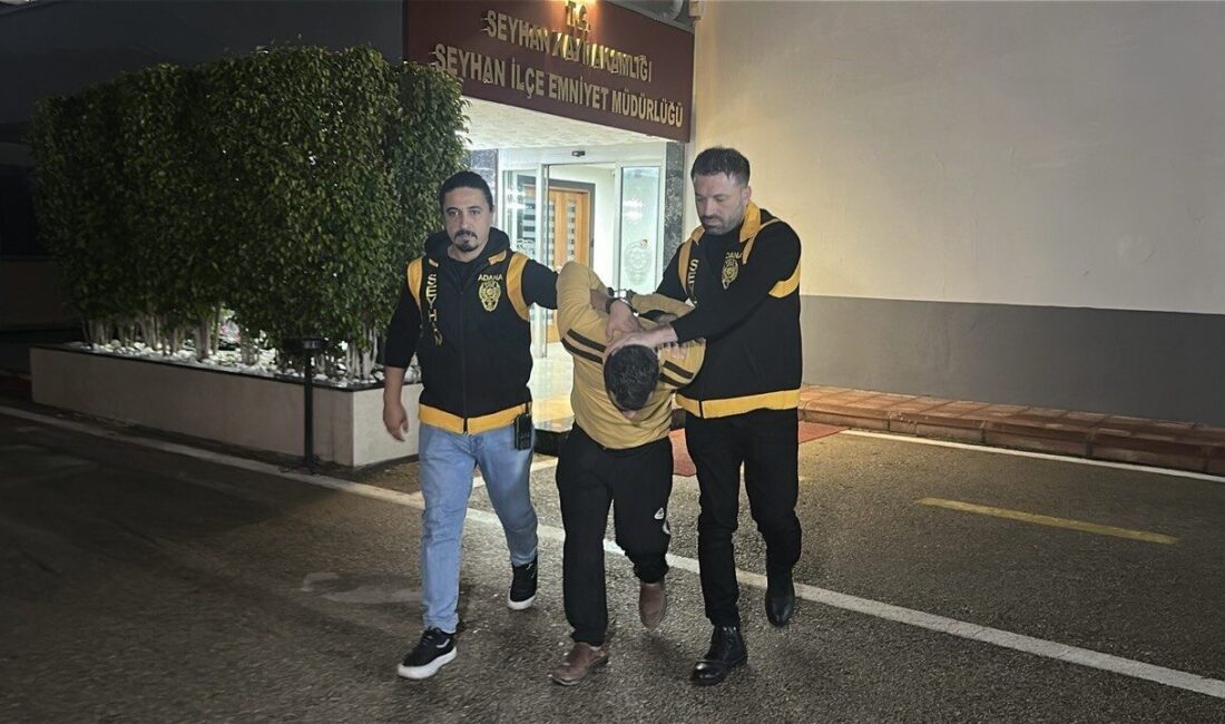Adana’da bir kişinin, bir çocuğu önce arabasına vurup ardından yerde