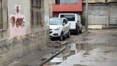 Adana’da bir bireyin, çocuğu önce arabaya kafasını vurup sonra yere
