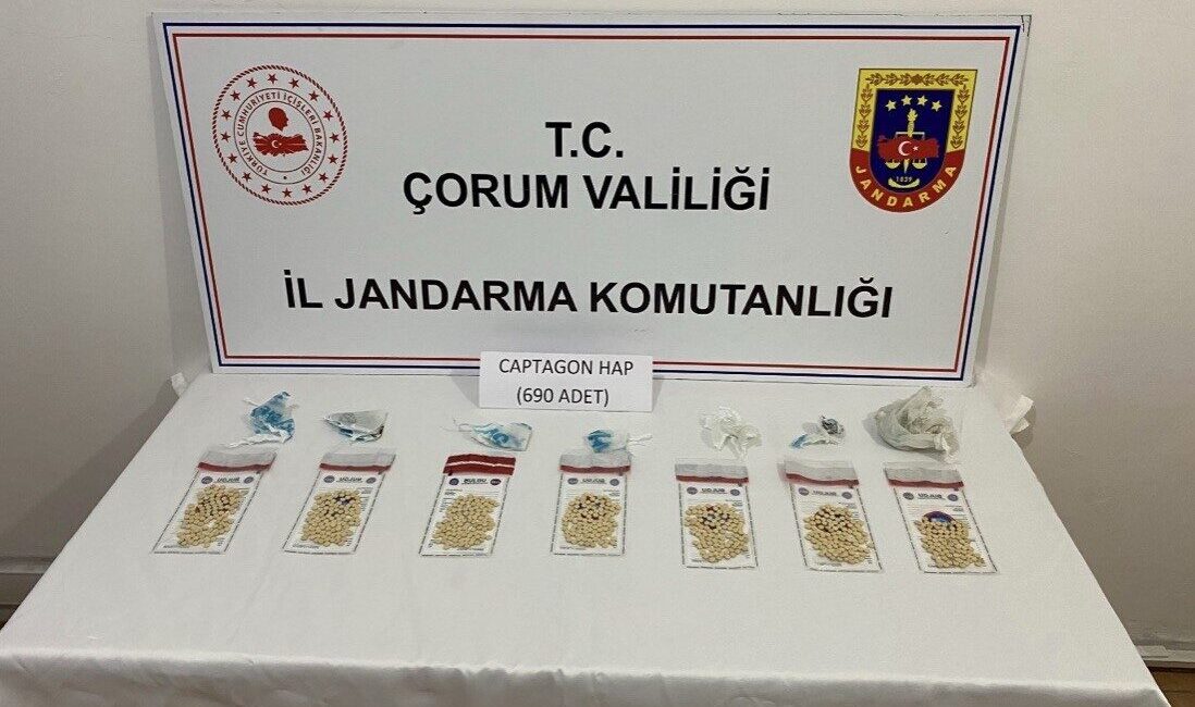 Çorum’da jandarma ekiplerince uyuşturucuyla mücadele kapsamında düzenlenen uyuşturucu operasyonlarında yakalanan