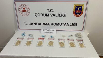Çorum’da jandarma ekiplerince uyuşturucuyla mücadele kapsamında düzenlenen uyuşturucu operasyonlarında yakalanan