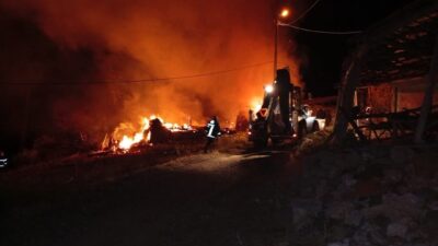 Çorum’un Bayat ilçesinde çıkan yangında ev, samanlık ve çok sayıda