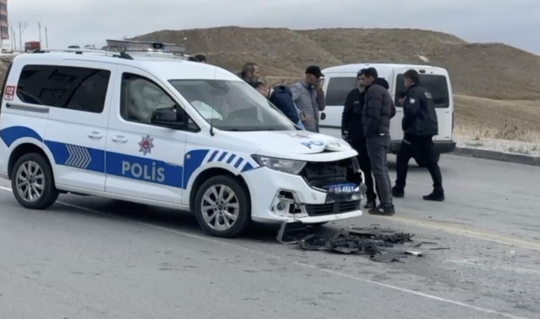 Çorum’da hafif ticari araç ile ekip aracının kafa kafaya çarpıştığı