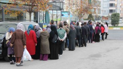 Çorum’da kilogramı 40 TL’ye düşen hamsiden satın almak isteyen vatandaşlar
