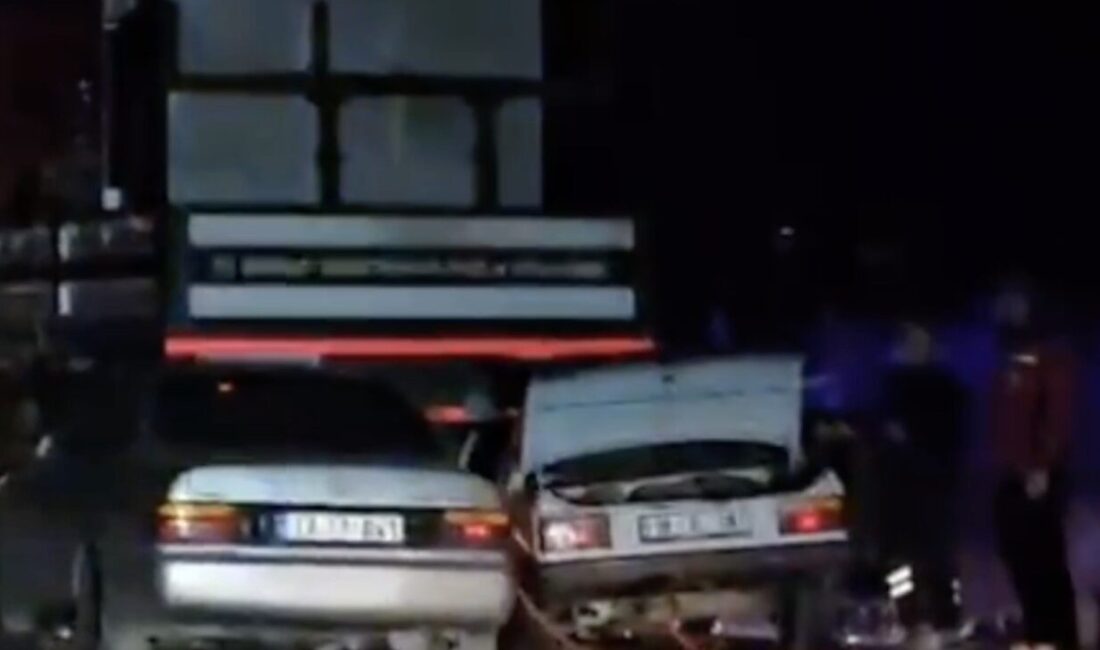 Çorum’da park halinde olan vince, iki otomobilin çarpması neticesinde meydana