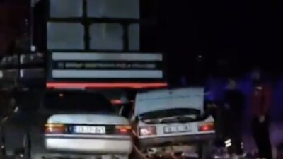 Çorum’da park halinde olan vince, iki otomobilin çarpması neticesinde meydana