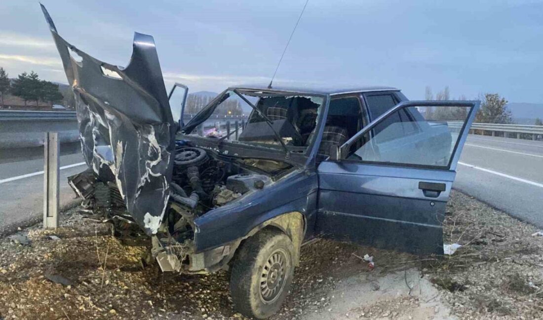 Çorum’da otomobilin bariyere çarpması neticesinde meydana gelen kazada 2 kişi