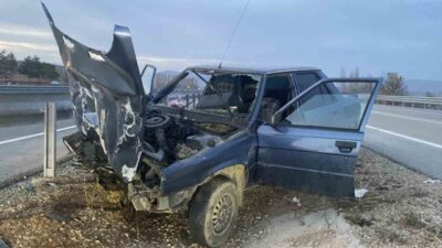 Çorum’da otomobilin bariyere çarpması neticesinde meydana gelen kazada 2 kişi