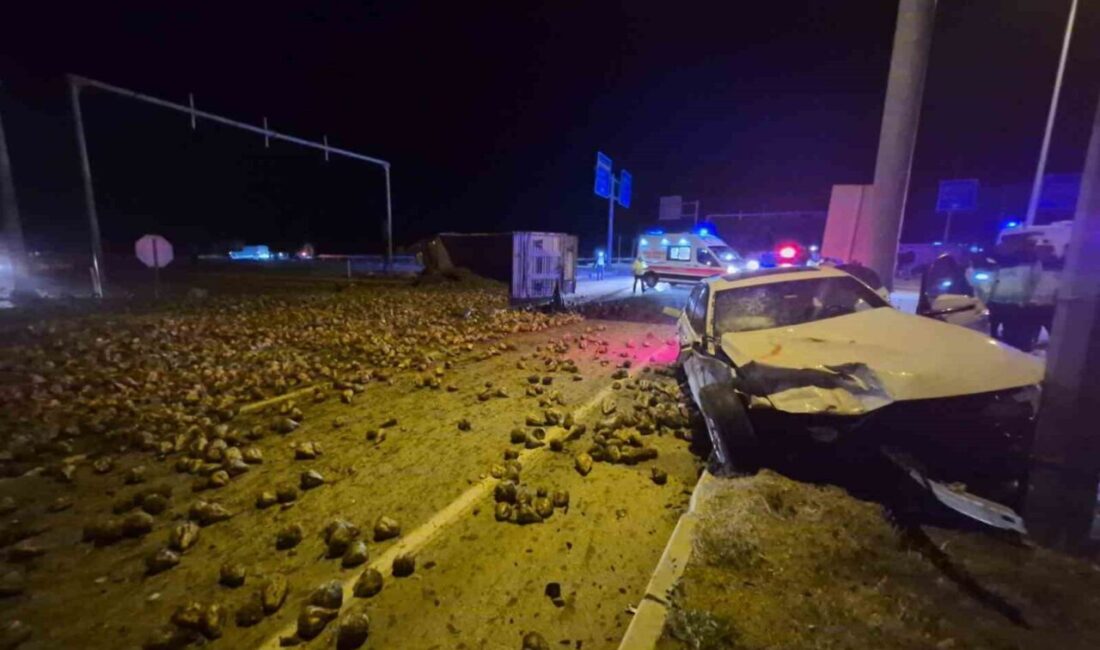 Çorum’un Alaca ilçesinde otomobil ile şeker pancarı yüklü tırın çarpışması