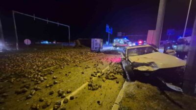 Çorum’un Alaca ilçesinde otomobil ile şeker pancarı yüklü tırın çarpışması