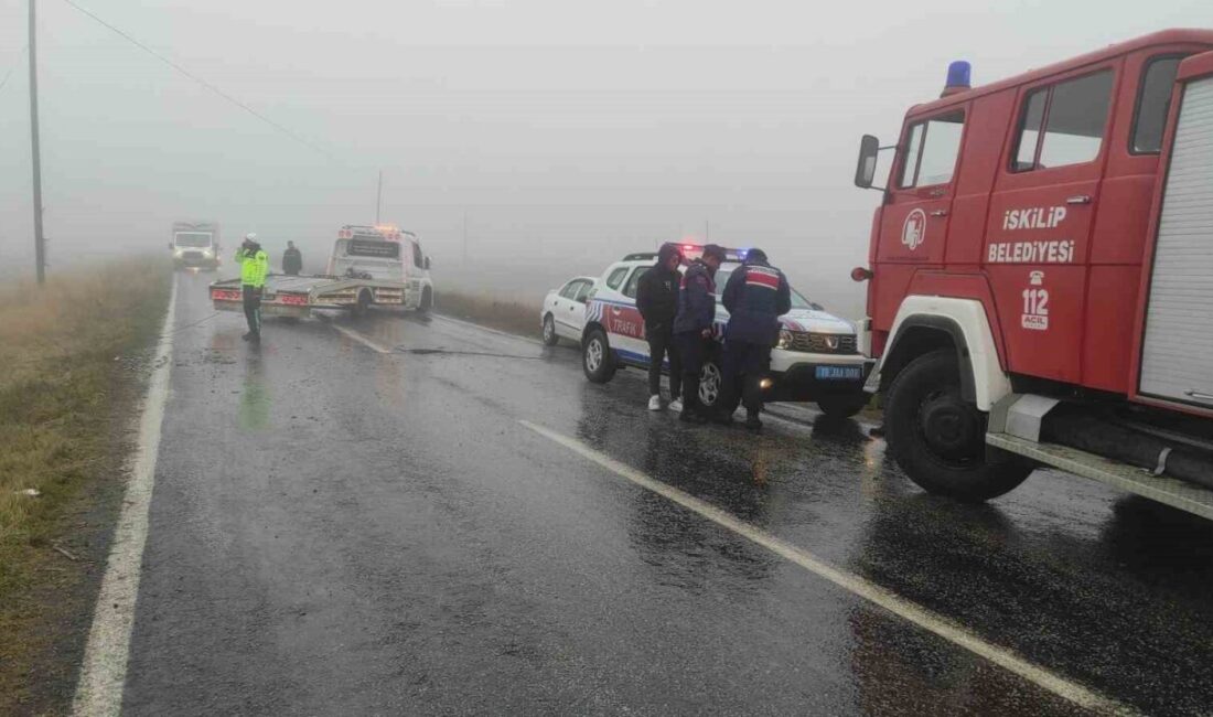 Çorum’un İskilip ilçesinde, yoğun sis nedeniyle meydana gelen zincirleme trafik