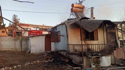 Çorum Alaca ilçesinde meydana gelen yangında bir ahşap ev kullanılamaz