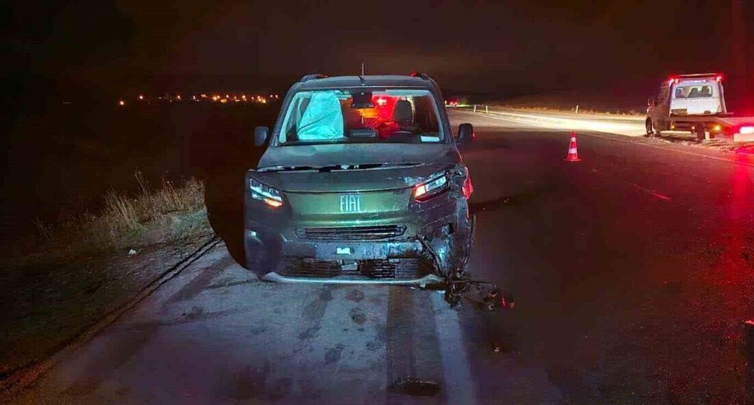 Alaca ilçesinde yaşanan trafik kazasında, bir otomobilin aniden yola çıkan