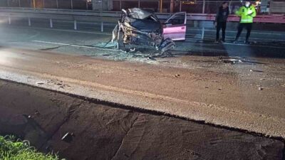 Kocaeli D-100 Karayolu’nda bir otomobilin sürücüsünün direksiyon hakimiyetini kaybetmesi sonucu