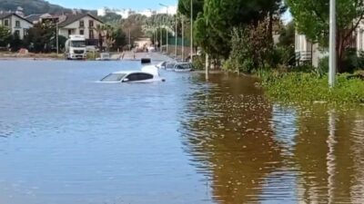 Dikili ilçesinde sabah saatlerinde etkili olan sağanak yağış, İzmir genelinde