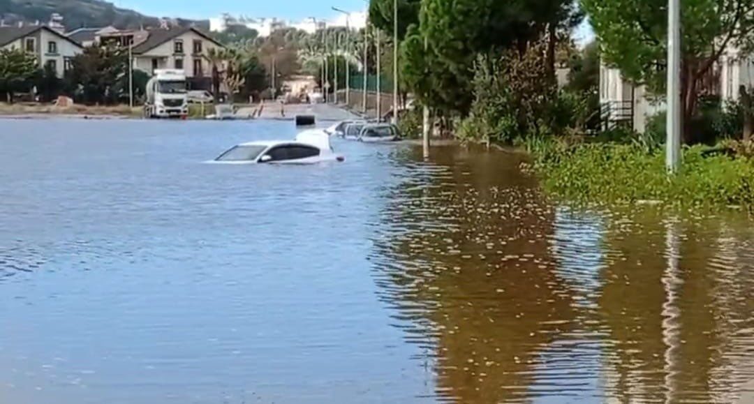 Dikili ilçesinde sabah saatlerinde etkili olan sağanak yağış, İzmir genelinde