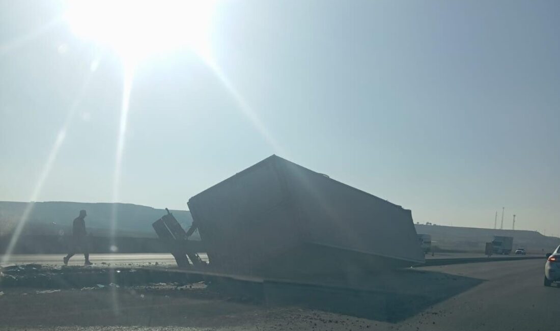 Diyarbakır’ın Çınar ilçesinde iki tır ve bir otomobilin karıştığı zincirleme
