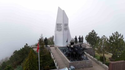 Ankara’nın Polatlı ilçesindeki Duatepe Anıtı, siste kartpostallık görüntüler oluşturdu. Polatlı’da