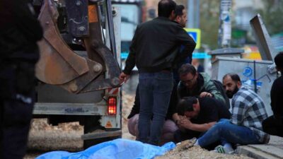 Antalya’da bir yaşlı adam, ekmek almak için yolun karşısına geçmeye