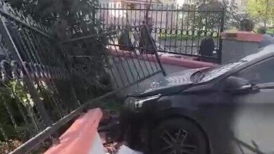 Kocaeli’nin Dilovası ilçesinde, el freni çekilmemiş olarak park edilen bir