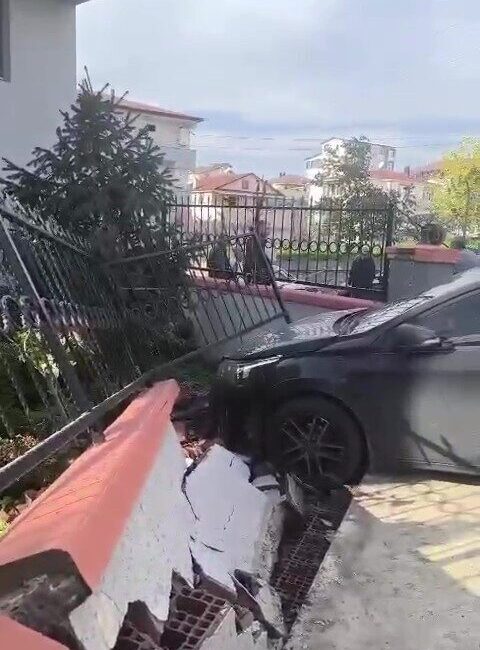Kocaeli’nin Dilovası ilçesinde, el freni çekilmemiş olarak park edilen bir