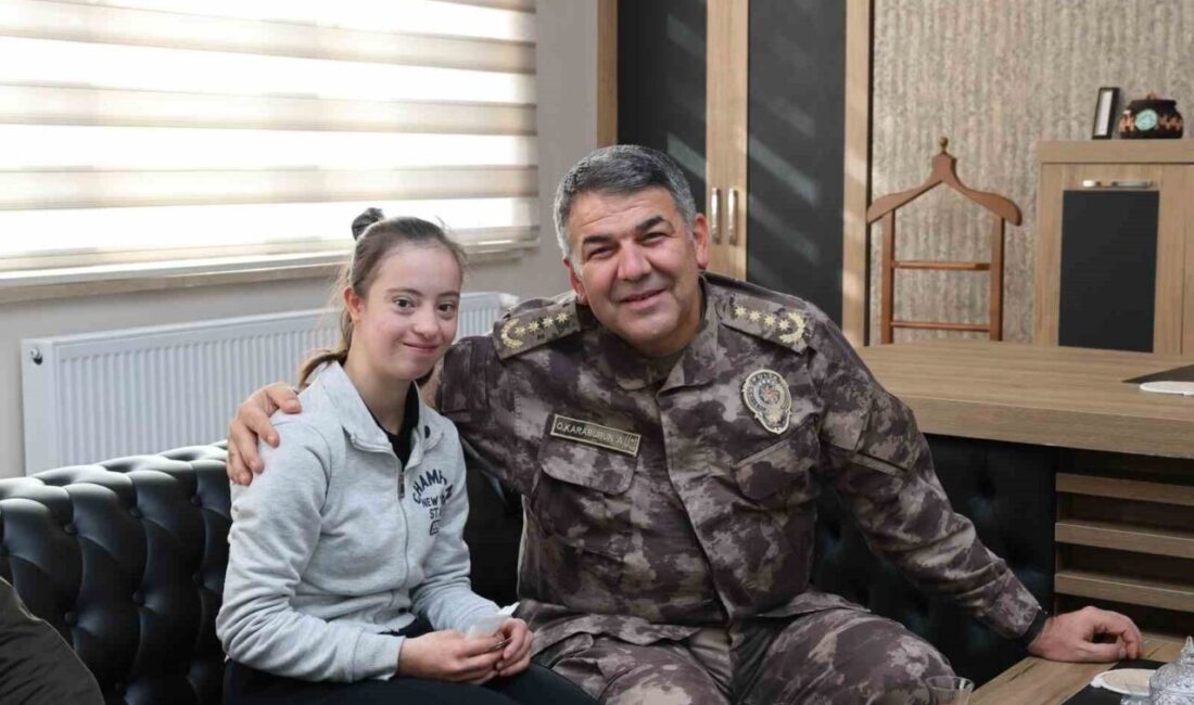 Erzurum İl Emniyet Müdürü Onur Karaburun, okul girişlerinde gerçekleştirilen kontrolleri