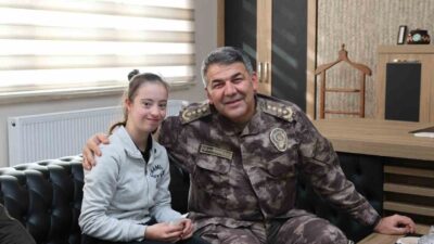 Erzurum İl Emniyet Müdürü Onur Karaburun, okul girişlerinde gerçekleştirilen kontrolleri